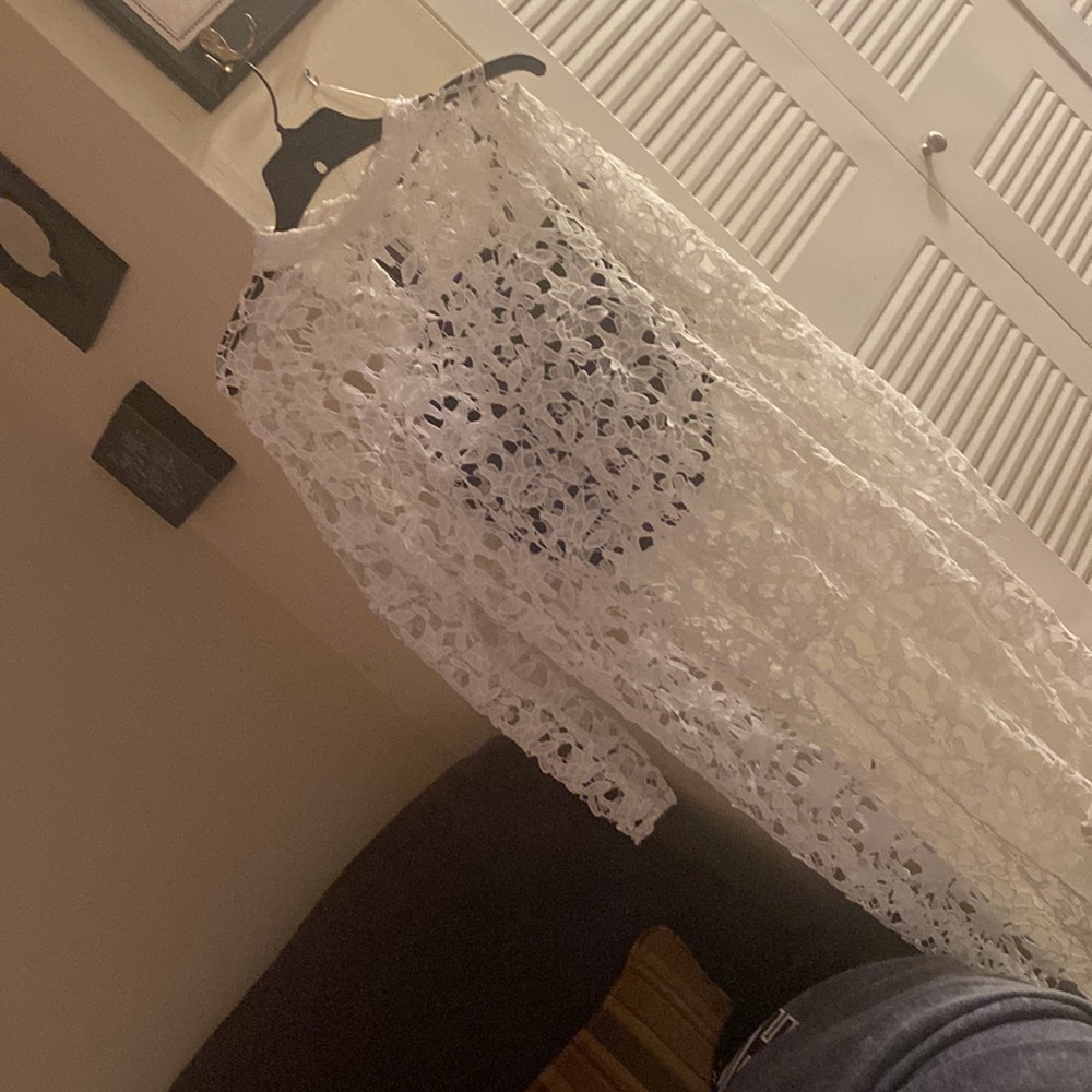 High low lace top. Laying flat armpit to armpit is 20 inches. - Picture 4 of 6